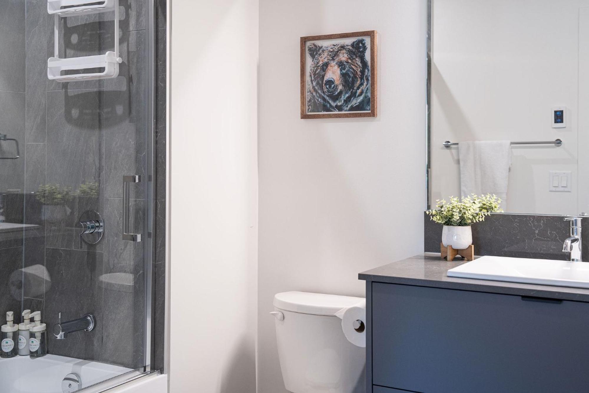 Alpine Haven By Revelstoke Vacations Apartment Luaran gambar
