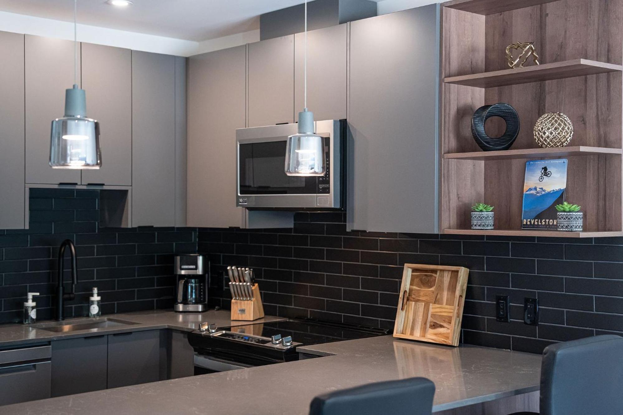 Alpine Haven By Revelstoke Vacations Apartment Luaran gambar