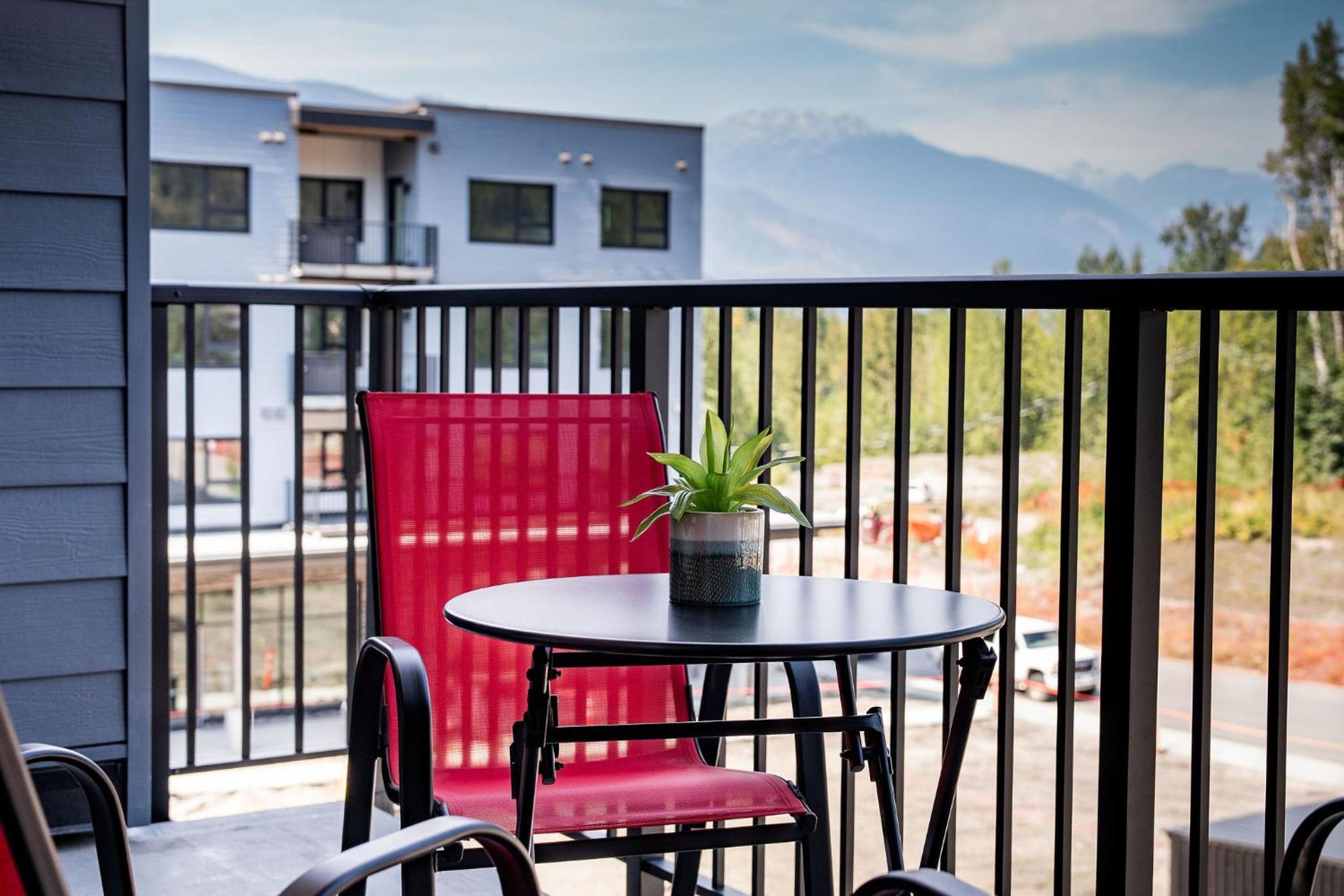 Alpine Haven By Revelstoke Vacations Apartment Luaran gambar