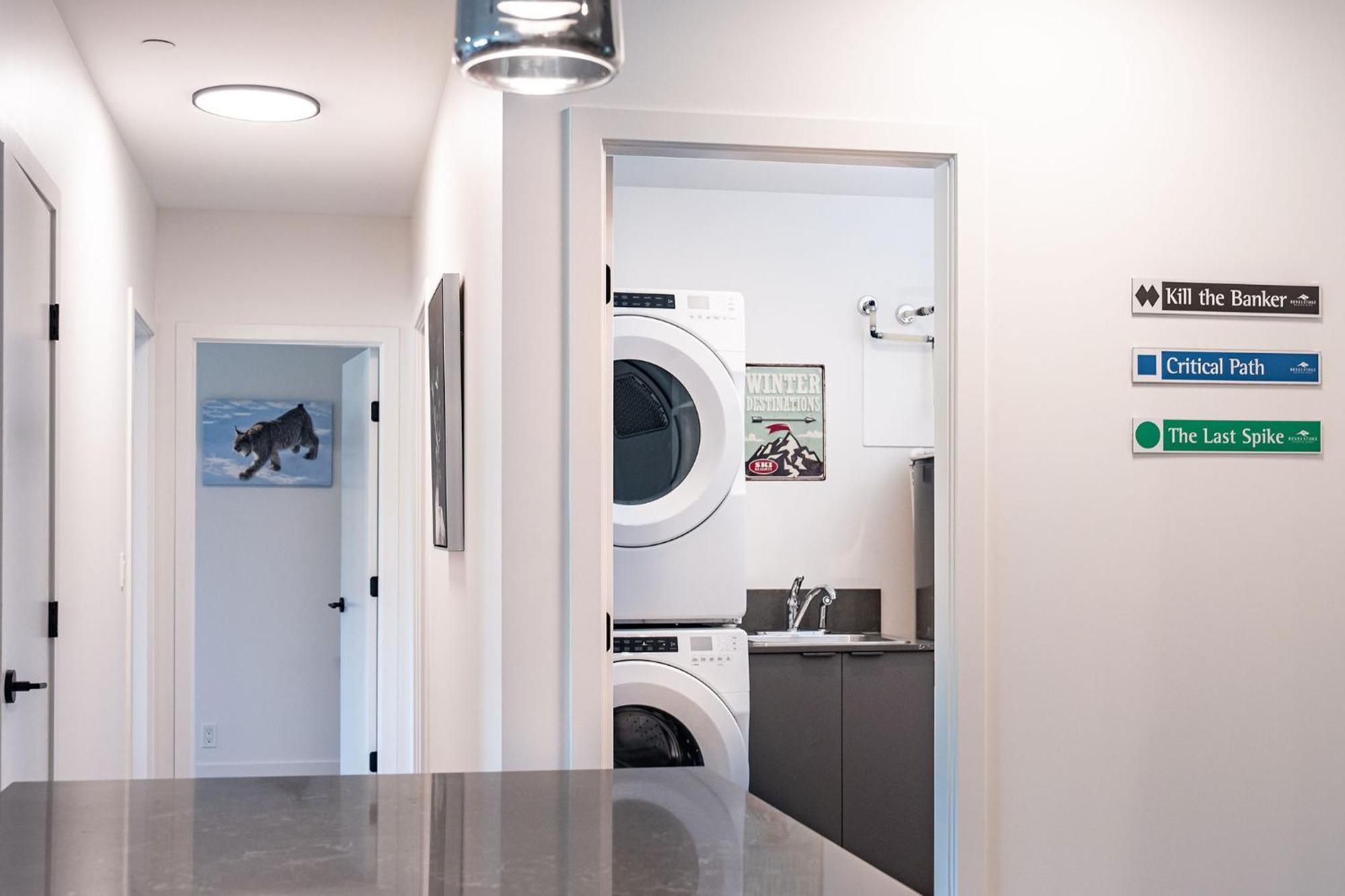 Alpine Haven By Revelstoke Vacations Apartment Luaran gambar