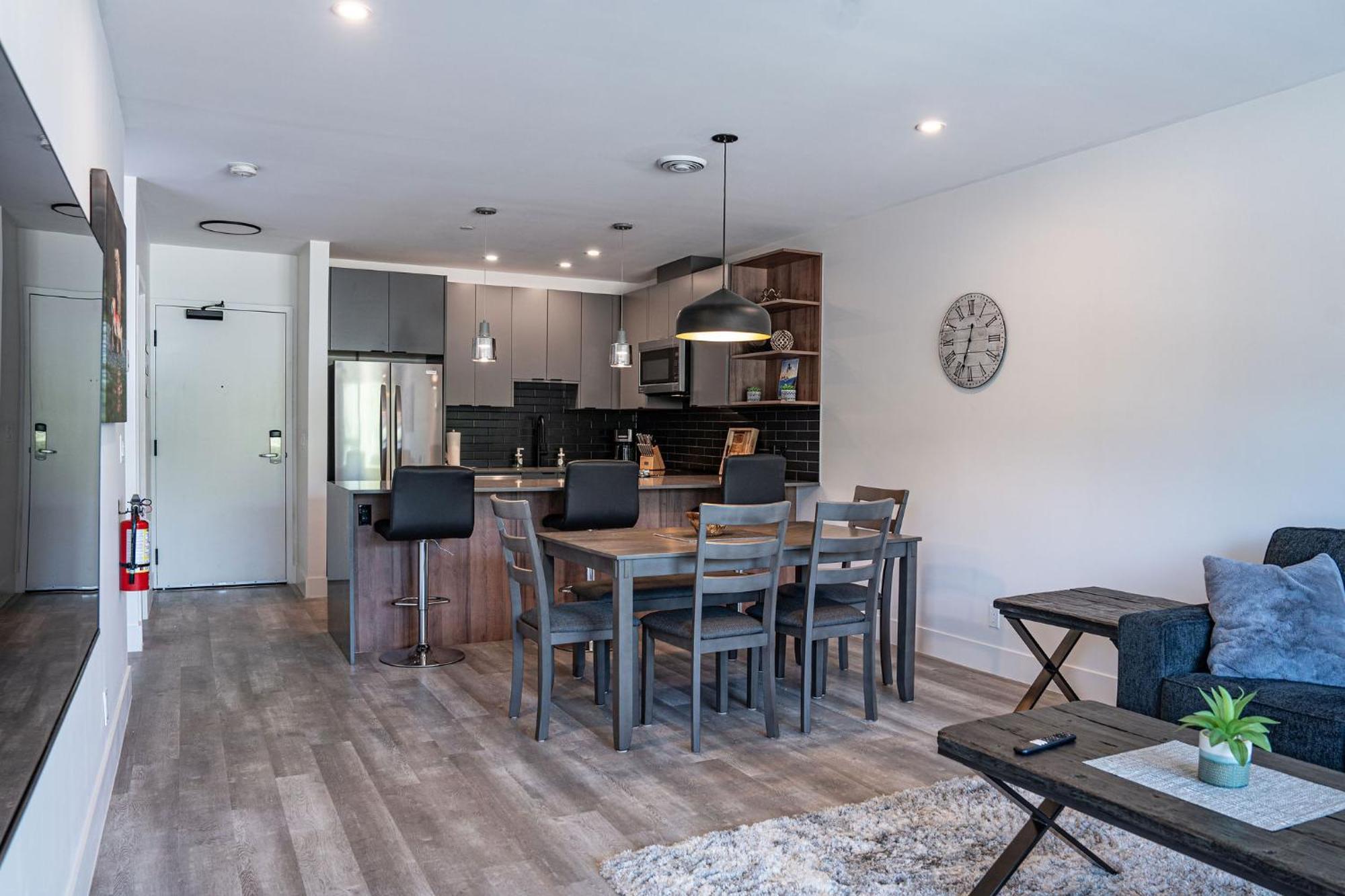 Alpine Haven By Revelstoke Vacations Apartment Luaran gambar
