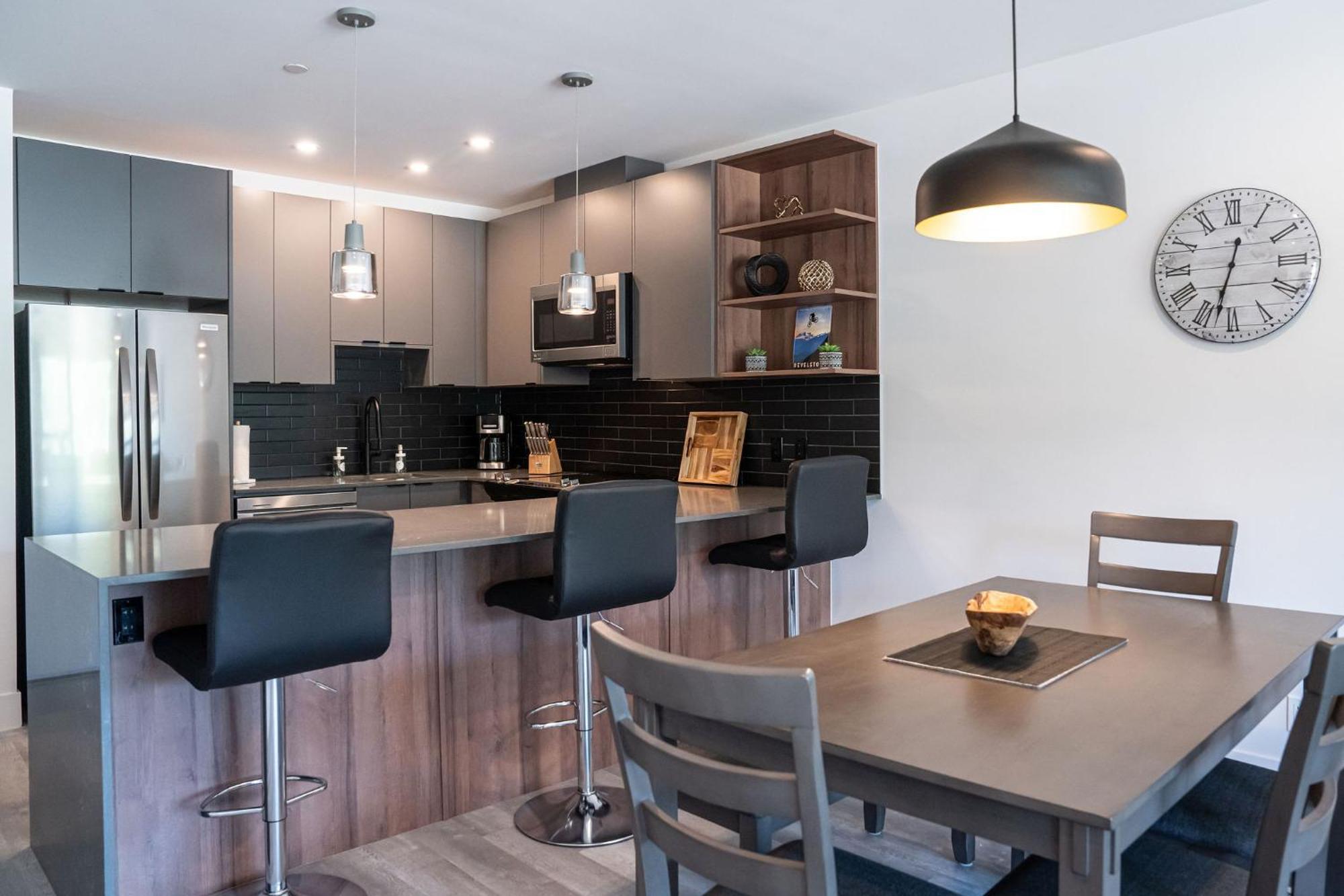Alpine Haven By Revelstoke Vacations Apartment Luaran gambar