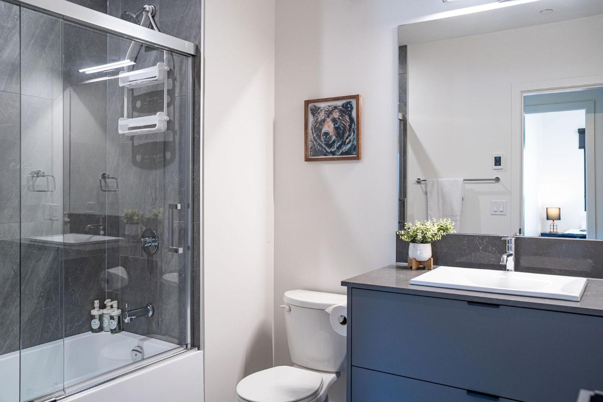Alpine Haven By Revelstoke Vacations Apartment Luaran gambar