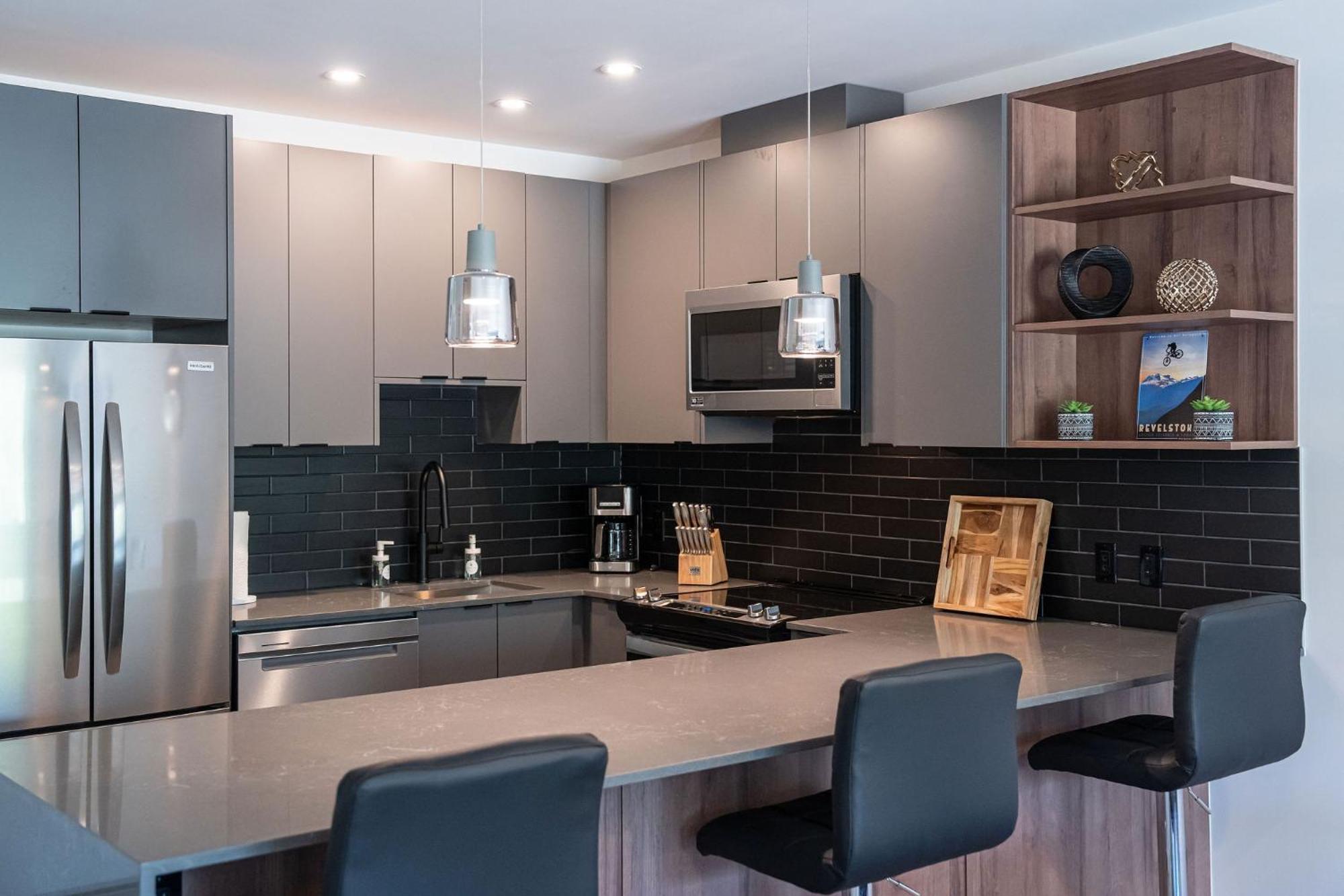 Alpine Haven By Revelstoke Vacations Apartment Luaran gambar