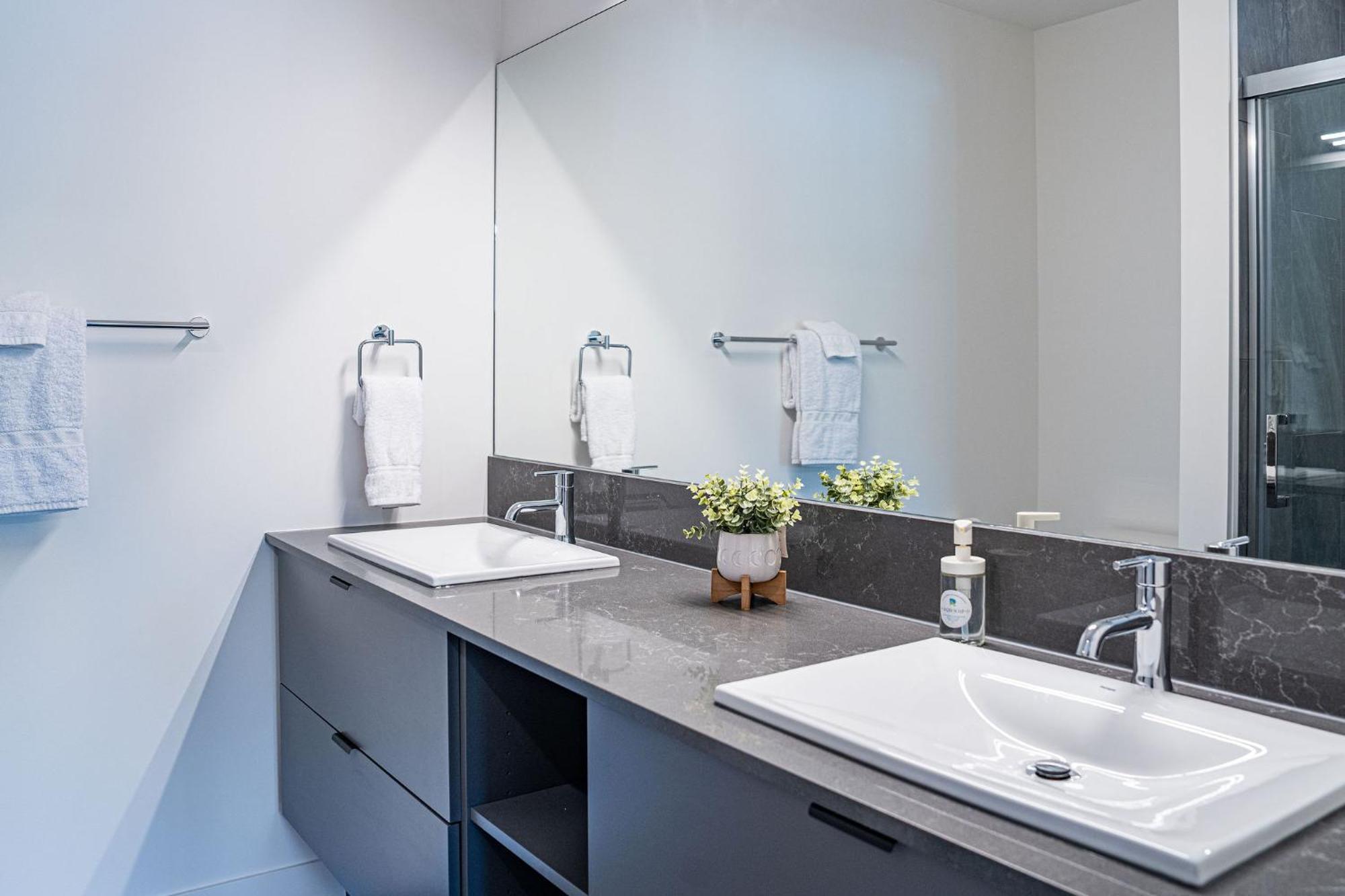 Alpine Haven By Revelstoke Vacations Apartment Luaran gambar