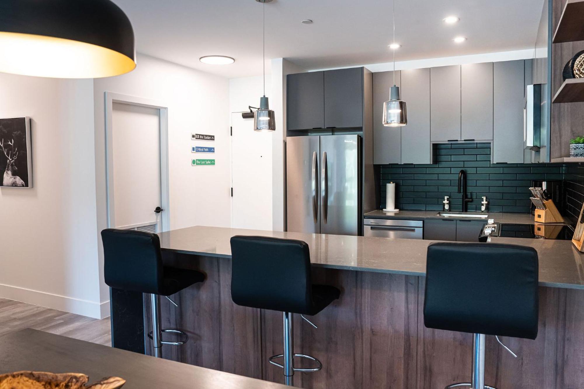 Alpine Haven By Revelstoke Vacations Apartment Luaran gambar
